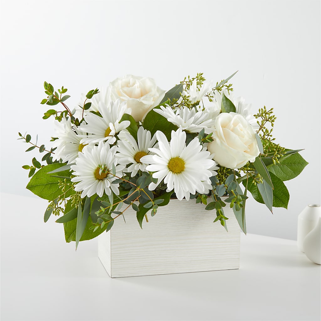 Fresh Linen Box Bouquet – ANGELOS FLOWERS & GIFTS INC, Mississauga ON