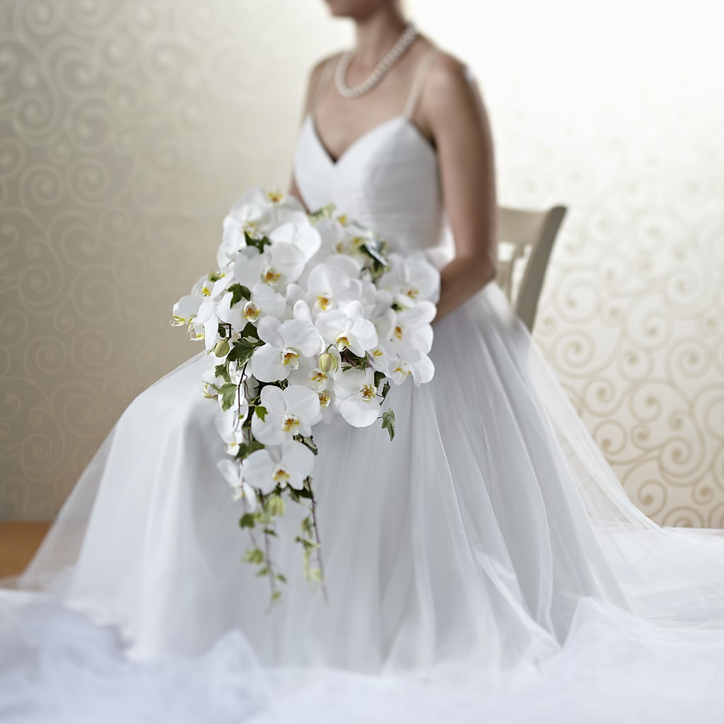 Classic White Bouquet – ANGELOS FLOWERS & GIFTS INC, Mississauga ON
