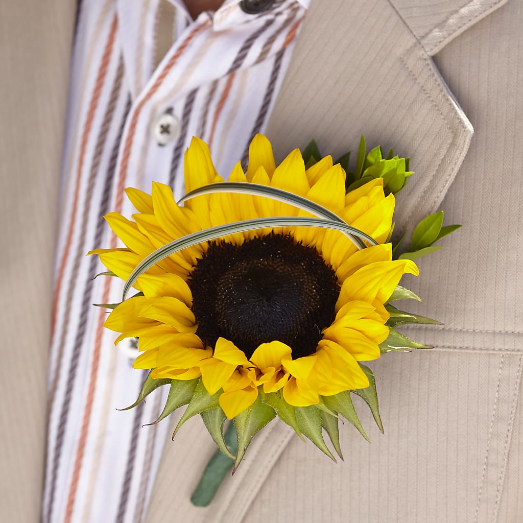 Free Spirit Boutonniere – ANGELOS FLOWERS & GIFTS INC, Mississauga ON
