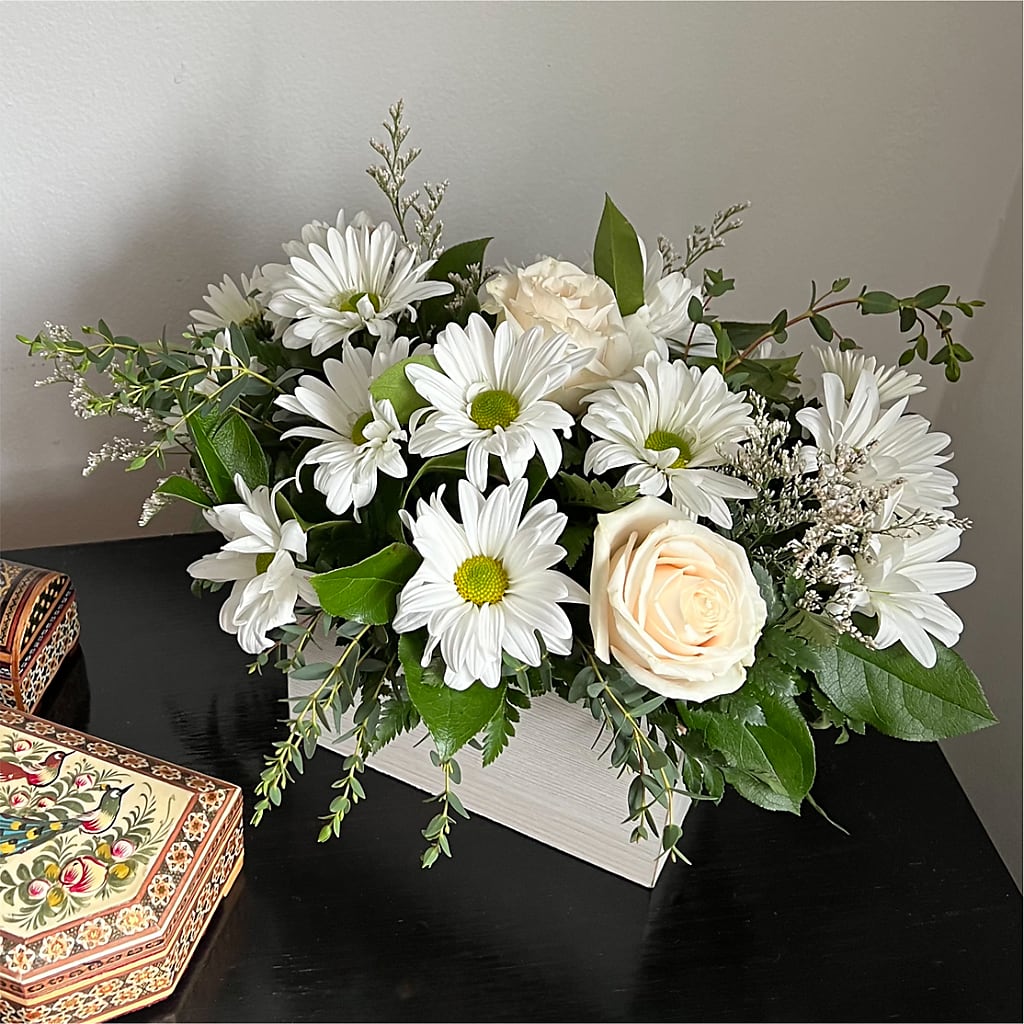 Fresh Linen Box Bouquet – ANGELOS FLOWERS & GIFTS INC, Mississauga ON